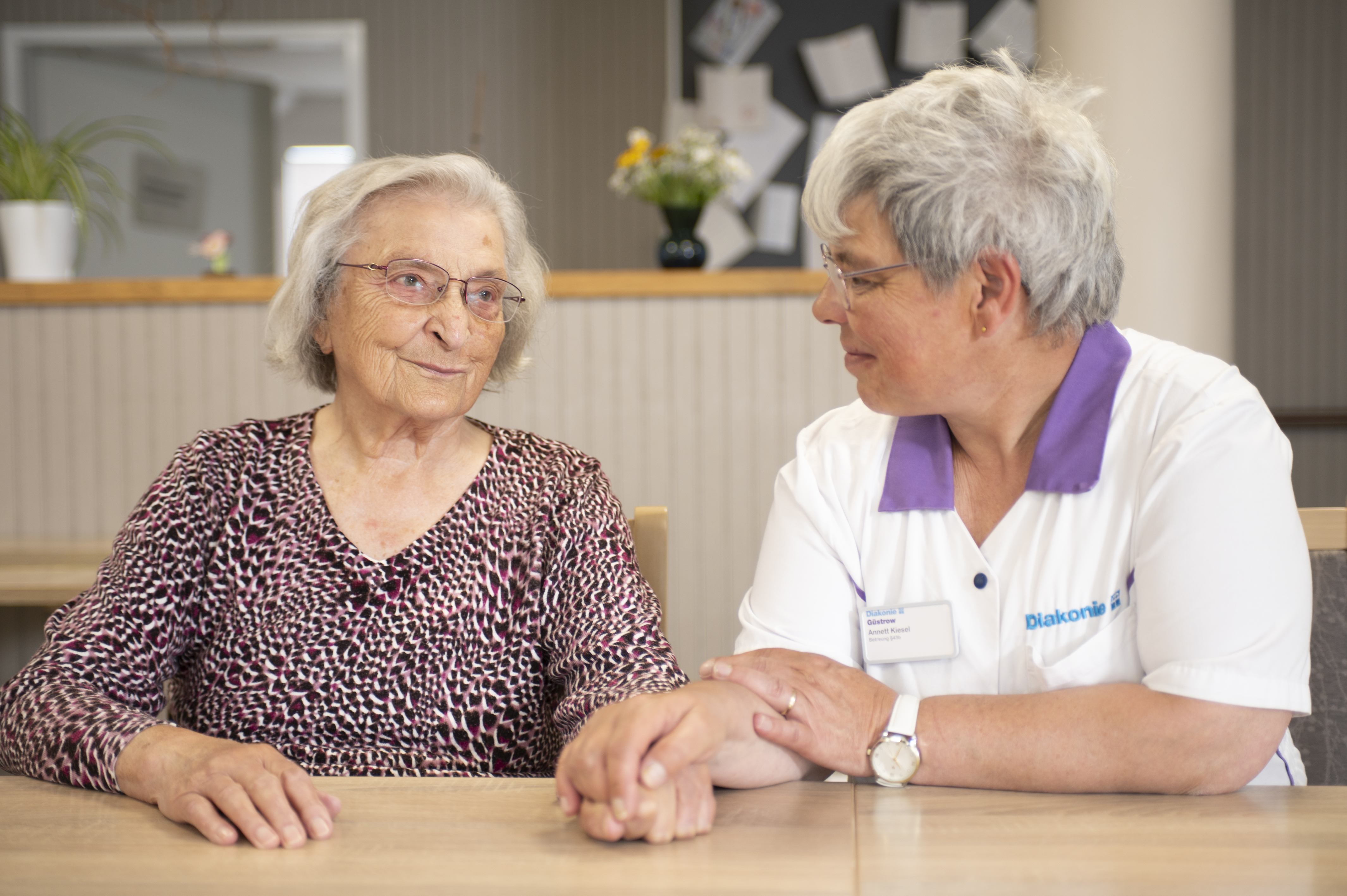Frau Kophamel (l.) in der Kurzzeitpflege Güstrow