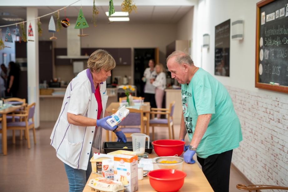 Gemeinsames Backen in der Tagespflege Teterow