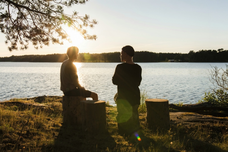 Zwei Menschen am See 