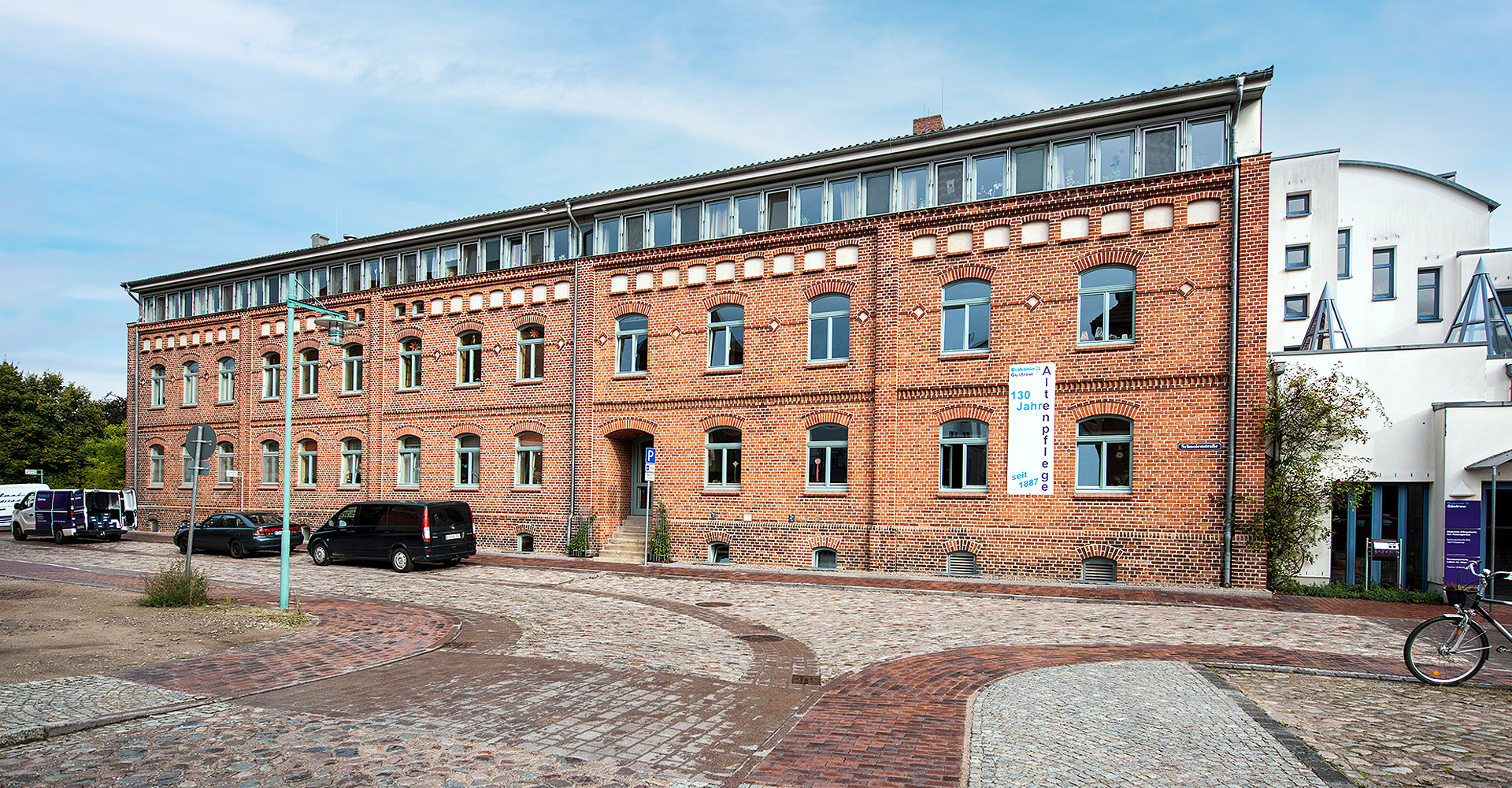 Unser Pflegeheim befindet sich mitten in Güstrow, am schönen Rosengarten