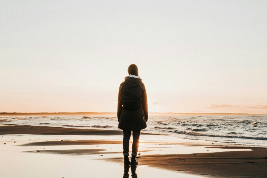 Einsame Frau am Meer